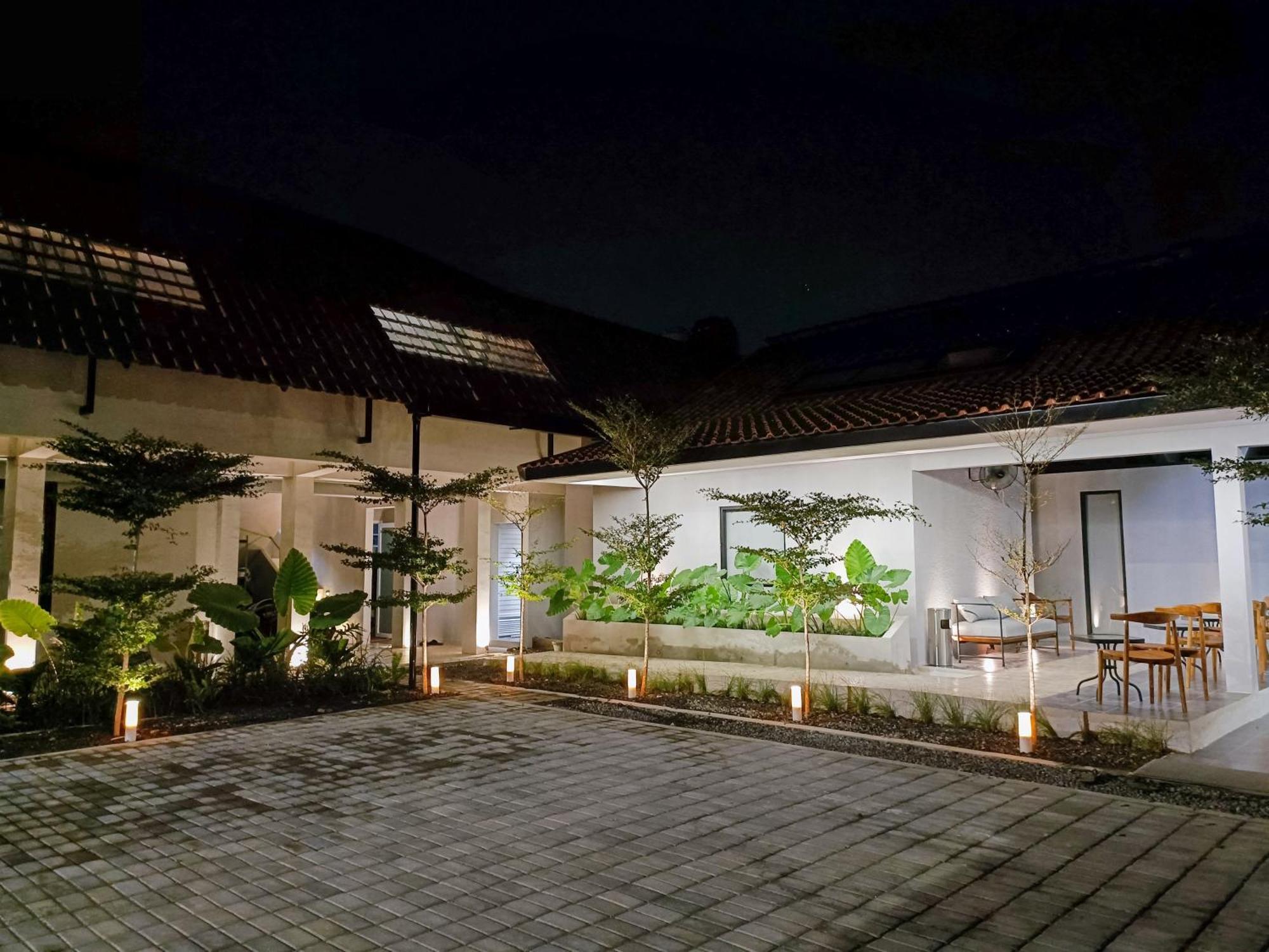 Fx Stay & Coffee Yogyakarta Exteriör bild